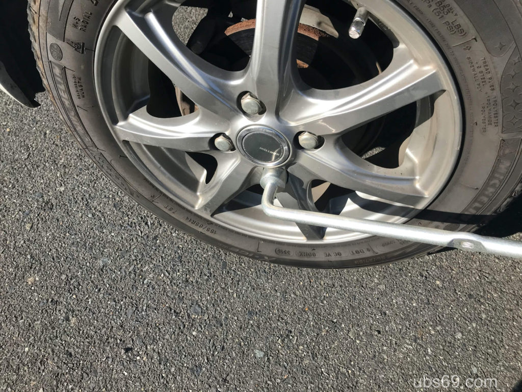 ナットを締め直してるの図