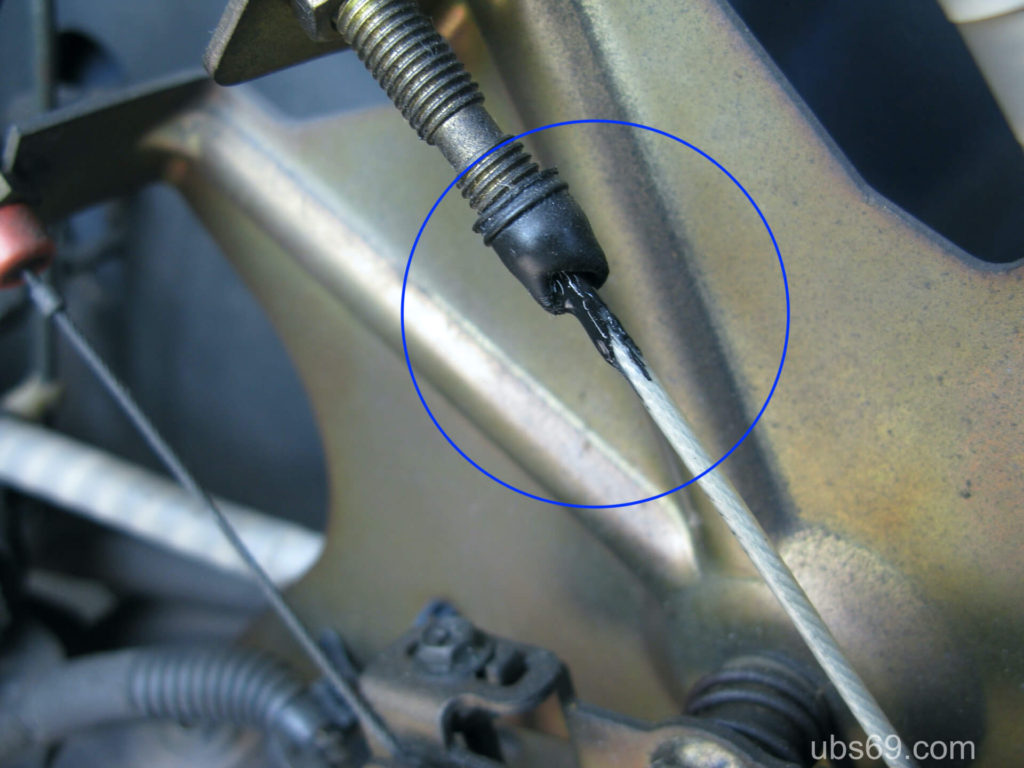 ゴムが溶けて固着したワイヤー