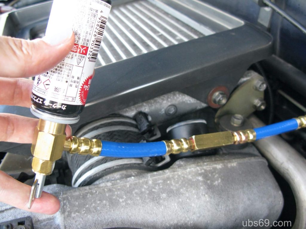 オイルを補充する様子