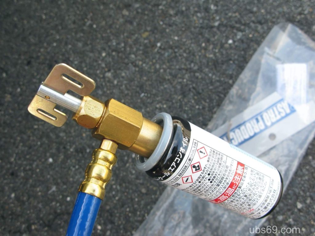 ホースに缶を取り付けた様子