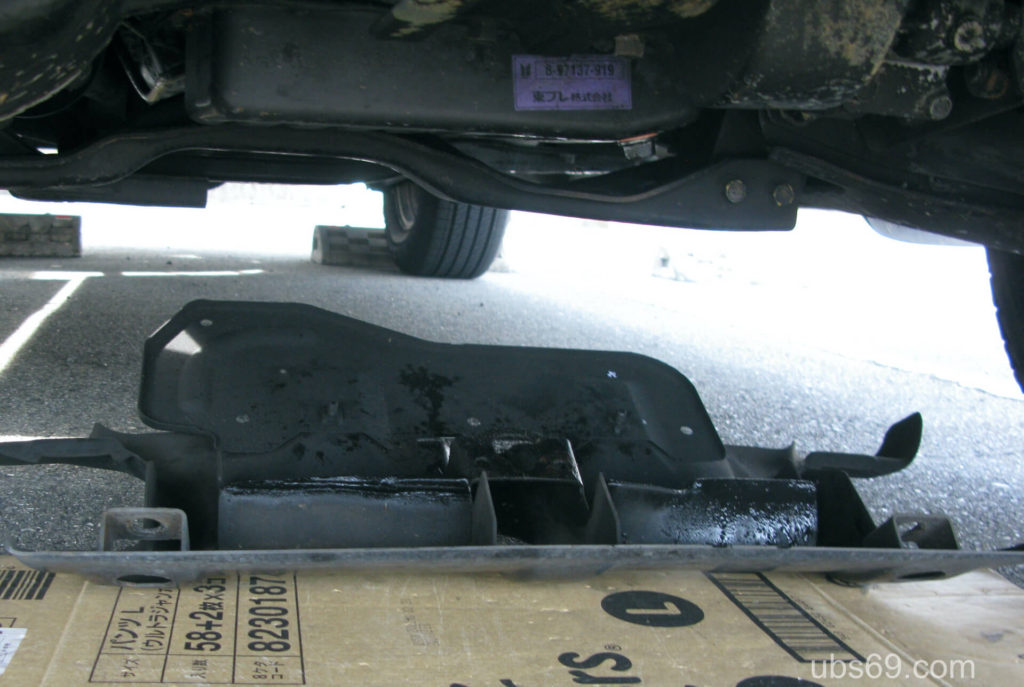 アンダーカバーを外す