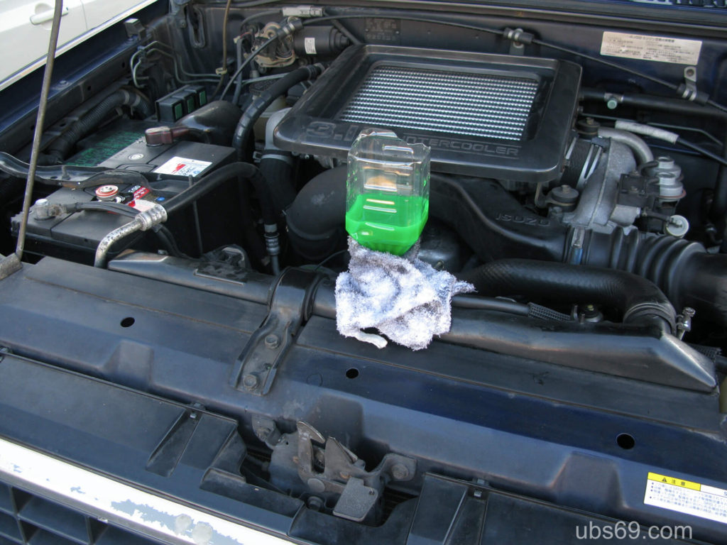 クーラントを入れている様子