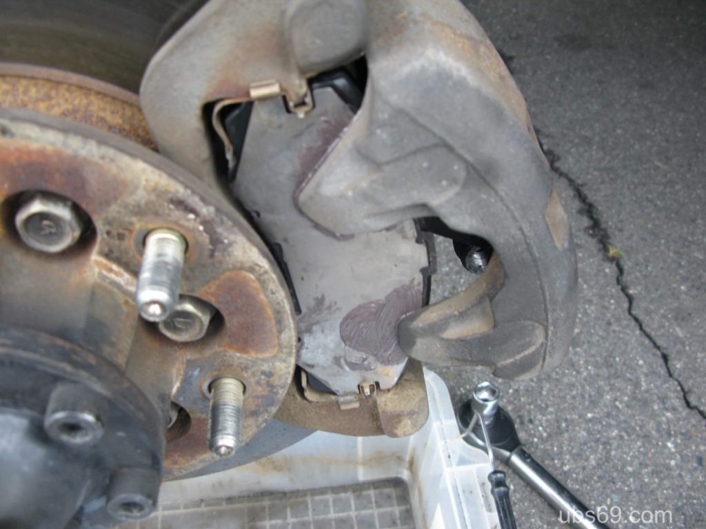 下側のスライドピンを外した様子