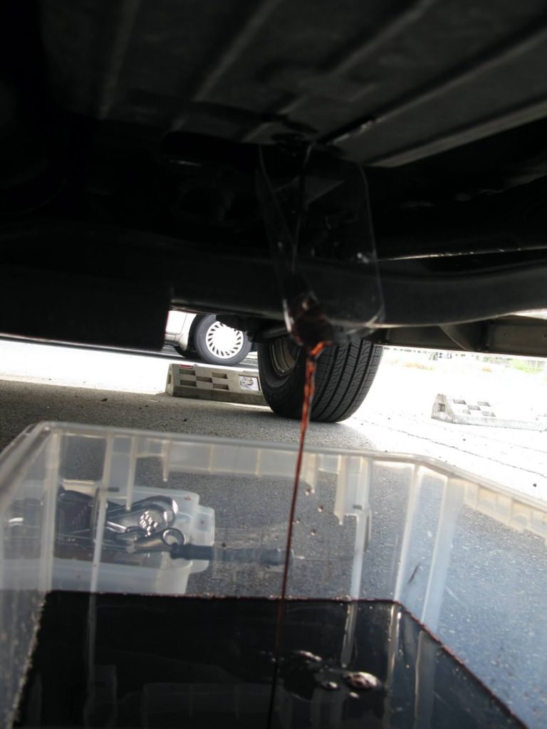 オイルを抜いている様子